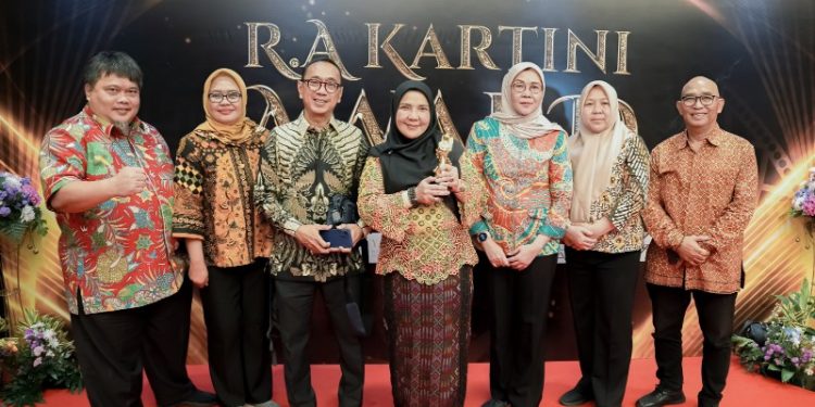 Walikota Bandar Lampung Raih Penghargaan Kartini Award 2024