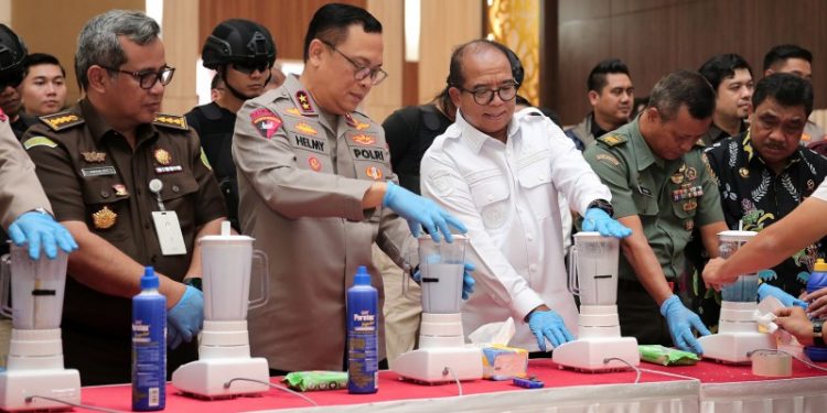 Pj. Gubernur Samsudin dan Kapolda Helmy Santika Lakukan Pemusnahan Barang Bukti Narkotika