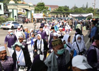 Pj. Gubernur Samsudin Sambut Kedatangan Jemaah Haji Kloter Pertama di Asrama Haji