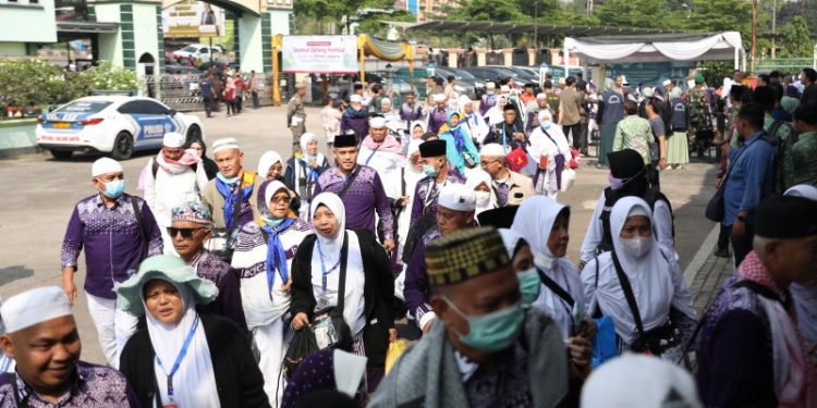 Pj. Gubernur Samsudin Sambut Kedatangan Jemaah Haji Kloter Pertama di Asrama Haji