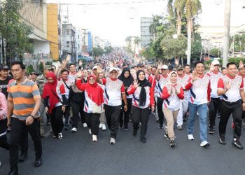 Pj. Gubernur Samsudin bersama Walikota Eva Lepas Peserta Jalan Sehat dalam Rangka HUT Kota Bandar Lampung