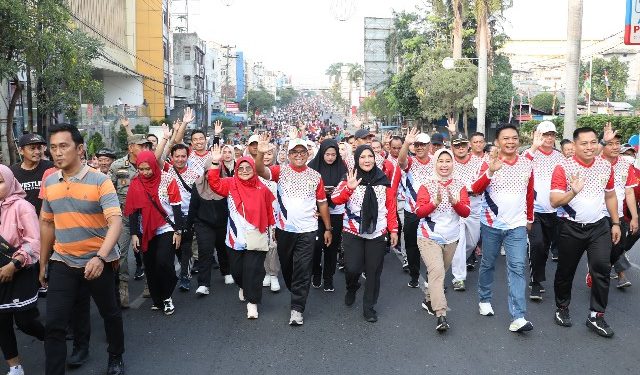 Pj. Gubernur Samsudin bersama Walikota Eva Lepas Peserta Jalan Sehat dalam Rangka HUT Kota Bandar Lampung