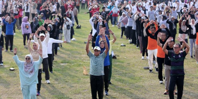 Hari Pertama Berdinas, Pj. Gubernur Samsudin Senam Bersama Pegawai Pemprov Lampung