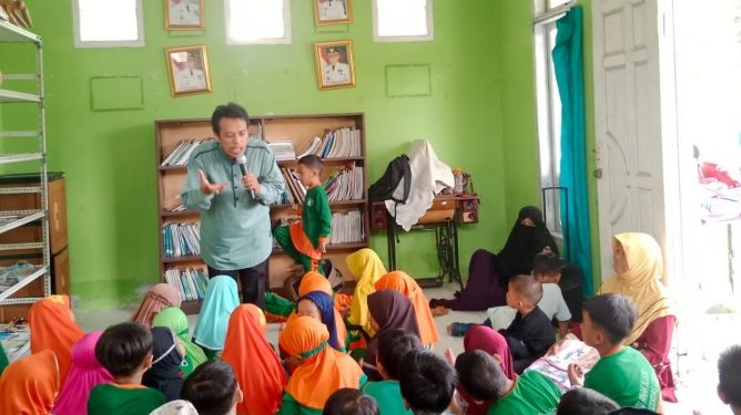 Kelompok Bermain Matahari Wisata Edukasi ke Perpustakaan Kelurahan Ganjar Asri