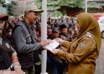 Walikota Eva Dwiana Kembali Salurkan Dana Operasional Pamong Kelurahan