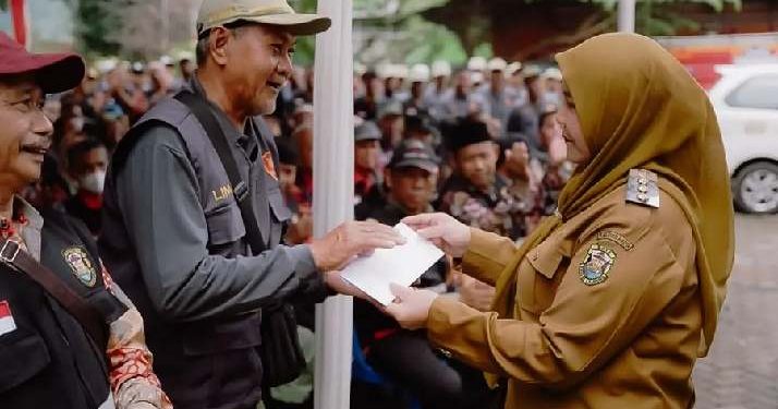 Walikota Eva Dwiana Kembali Salurkan Dana Operasional Pamong Kelurahan