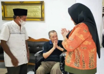 Walikota Eva Dwiana  Berikan Bantuan Alat Bantu Kesehatan Kepada Warga Gulak Galik