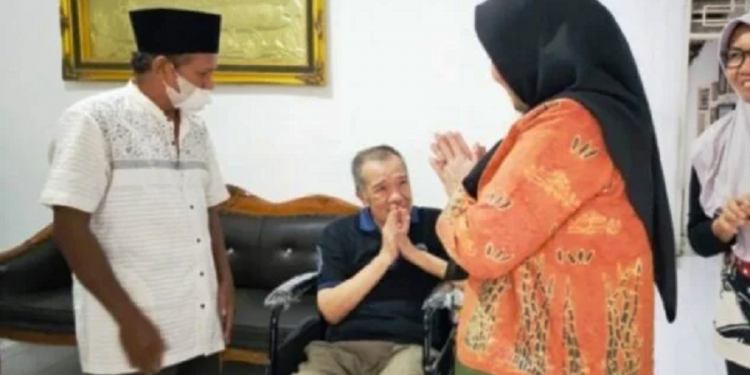 Walikota Eva Dwiana Berikan Bantuan Alat Bantu Kesehatan Kepada Warga Gulak Galik