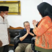 Walikota Eva Dwiana  Berikan Bantuan Alat Bantu Kesehatan Kepada Warga Gulak Galik