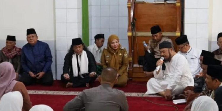 Walikota Eva Dwiana Bersama Wakil Walikota Deddy Amarullah Safari Ramadhan di Masjid Baitul Hamdi