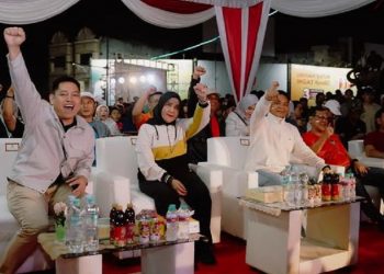 Walikota Eva Dwiana Bersama Ribuan Warga Nobar Semifinal Piala AFC U-23 di Tugu Adipura