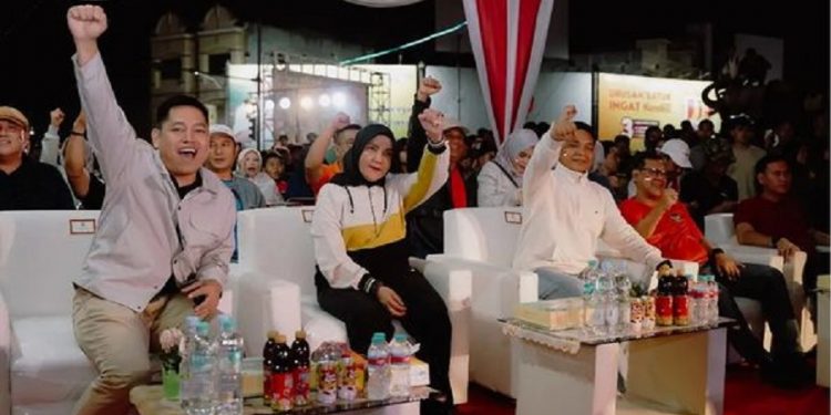 Walikota Eva Dwiana Bersama Ribuan Warga Nobar Semifinal Piala AFC U-23 di Tugu Adipura