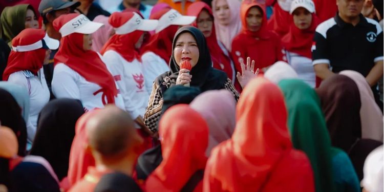 Walikota Eva Dwiana Senam Bersama di Taman Kuliner UMKM Bung Karno