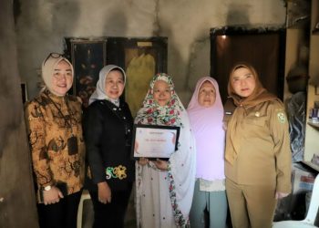 Rektor Unila Kunjungi Rumah Mahasiswa Penerima PMPAP Serahkan Sertifikat Beasiswa