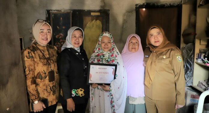 Rektor Unila Kunjungi Rumah Mahasiswa Penerima PMPAP Serahkan Sertifikat Beasiswa