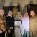 Rektor Unila Kunjungi Rumah Mahasiswa Penerima PMPAP Serahkan Sertifikat Beasiswa