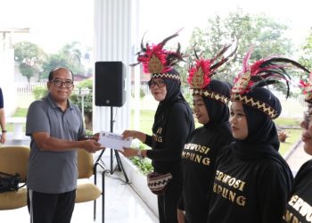 Pj. Gubernur Samsudin Lepas Atlet Perwosi Ikuti Lomba Senam Kreasi Piala Ibu Negara