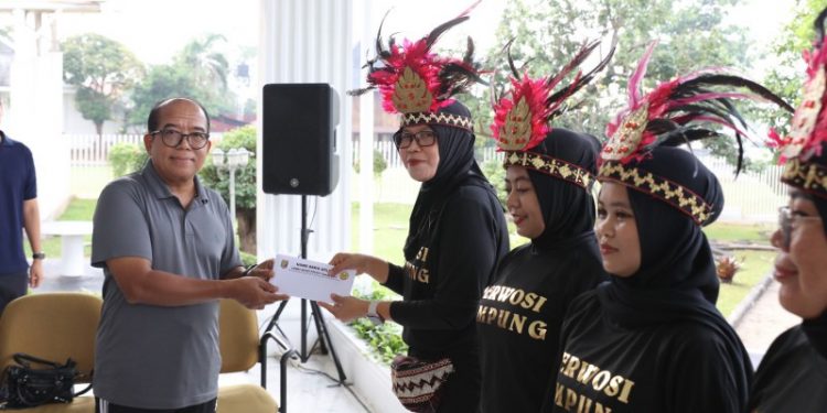 Pj. Gubernur Samsudin Lepas Atlet Perwosi Ikuti Lomba Senam Kreasi Piala Ibu Negara