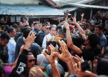 Pj. Gubernur Samsudin Dampingi Kunjungan Presiden Joko Widodo ke Pasar Sentral Kota Bumi