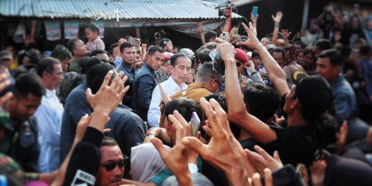 Pj. Gubernur Samsudin Dampingi Kunjungan Presiden Joko Widodo ke Pasar Sentral Kota Bumi