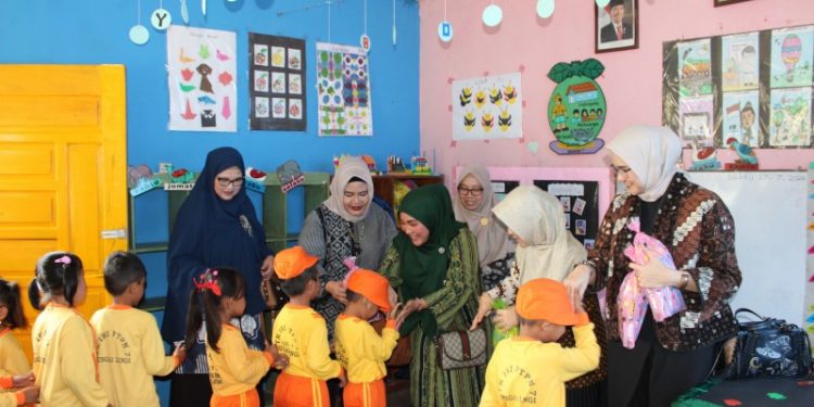 Peringati Hari Anak Nasional, IKBI Regional 7 Peduli Kesehatan dan Pendidikan Anak-anak di sekitar Kebun Sungai Lengi