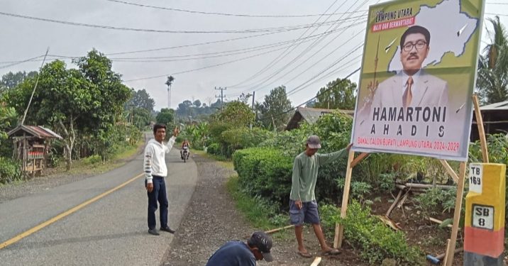 Relawan SEHATI Pasang 5000 Poster Hamartoni Ahadis Sebagai Calon Bupati Lampung Utara