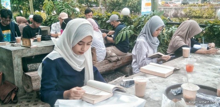 Anak Muda Lampung Kampanye Membaca Buku Selama Satu Jam 