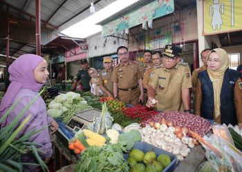Pj. Gubernur Samsudin Pantau Harga Komoditas Pangan di Pasar Way Halim dan Way Kandis