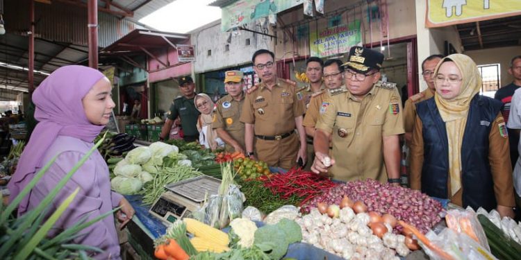 Pj. Gubernur Samsudin Pantau Harga Komoditas Pangan di Pasar Way Halim dan Way Kandis
