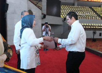 Rektor Unila Serahkan SK kepada 146 CPNS Baru