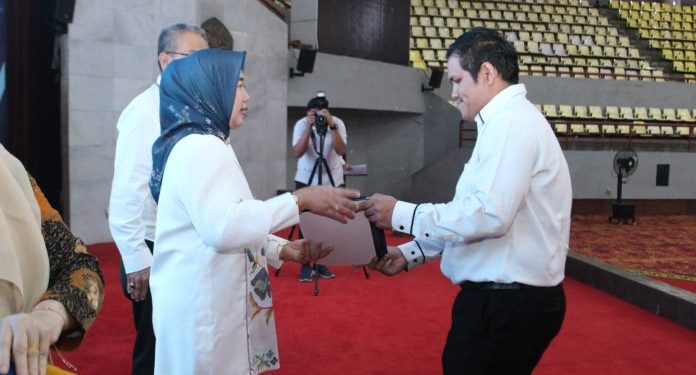 Rektor Unila Serahkan SK kepada 146 CPNS Baru