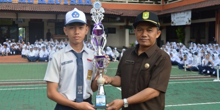 Siswa SMP Al Kautsar Rebut Piala Gubernur pada Kompetisi Matematika
