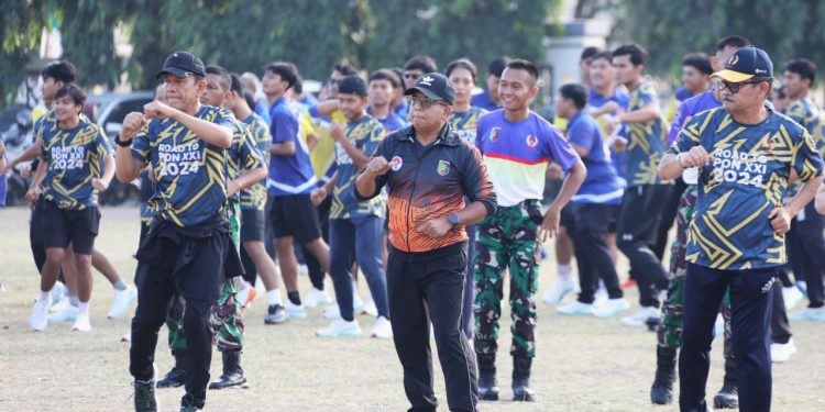 Pj. Gubernur Samsudin Bersama Jajarannya Senam Bersama Atlet PON Lampung