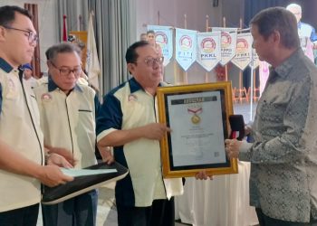 Prabowo Subianto Terima Pin Emas dari SMSI atas Dedikasinya Jaga Demokrasi