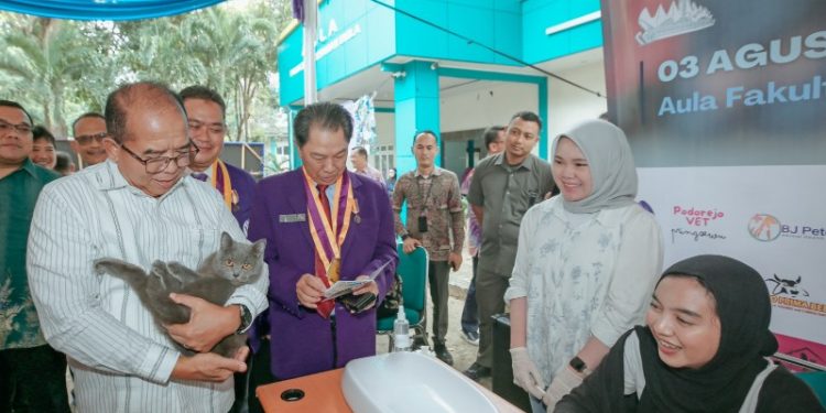 Pj. Gubernur Samsudin Saksikan Pelantikan Pengurus Perhimpunan Dokter Hewan Indonesia