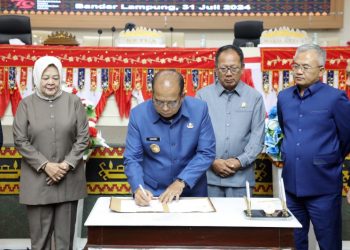 Pj. Gubernur Samsudin dan Ketua DPRD Tandatangani Raperda Pertanggungjawaban Pelaksanaan APBD Lampung 2023