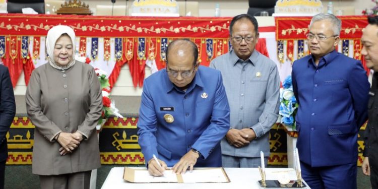 Pj. Gubernur Samsudin dan Ketua DPRD Tandatangani Raperda Pertanggungjawaban Pelaksanaan APBD Lampung 2023