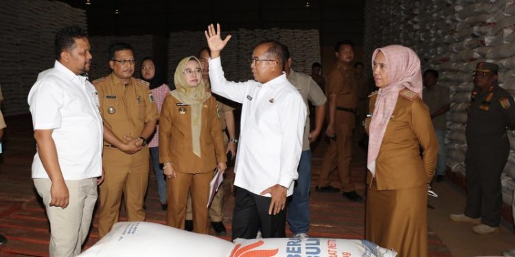 Mantapkan Persiapan Ketahanan Pangan, Pj. Gubernur Samsudin Tinjau Ketersediaan Beras di Gudang Bulog