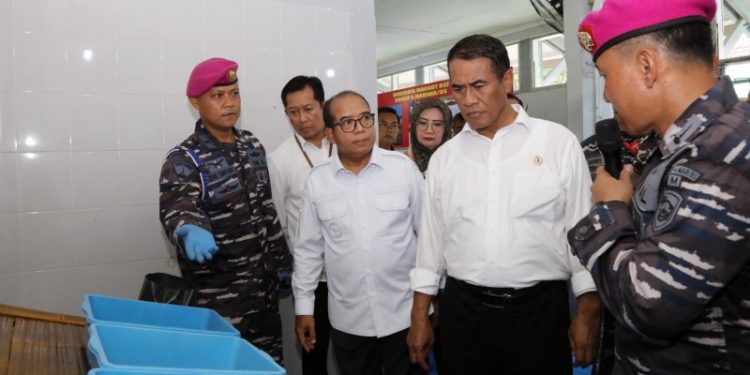 Pj. Gubernur Samsudin Dampingi Mentan Andi Amran Tinjau Program Ketahanan Pangan di Mako Brigif 4