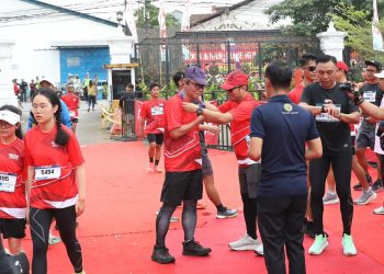 Sekdaprov Fahrizal Lepas Peserta “Krakatau PSMTI Run” dalam Rangka Festival Krakatau XXXIII Tahun 2024