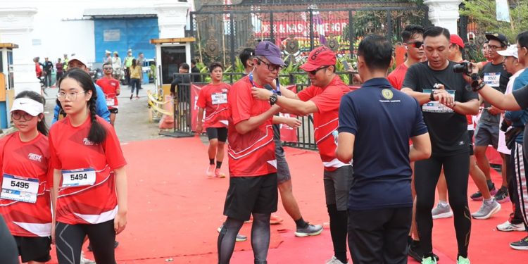 Sekdaprov Fahrizal Lepas Peserta “Krakatau PSMTI Run” dalam Rangka Festival Krakatau XXXIII Tahun 2024