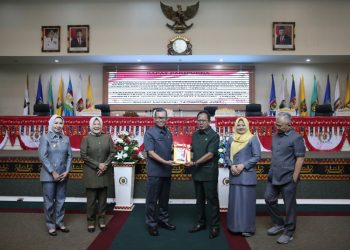 Sekdaprov Fahrizal Serahkan Dokumen Rancangan Perubahan KUA PPAS kepada Ketua DPRD Lampung