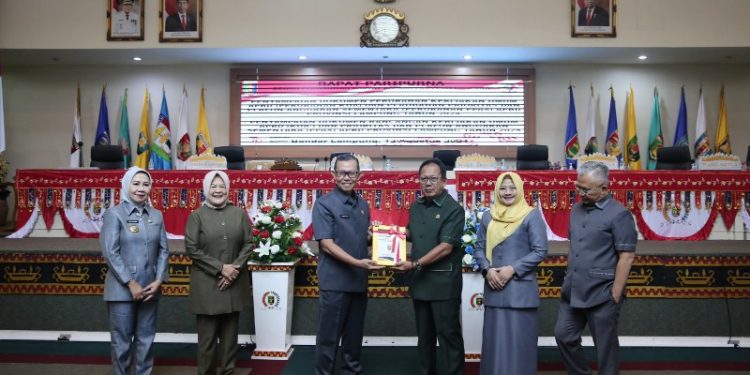 Sekdaprov Fahrizal Serahkan Dokumen Rancangan Perubahan KUA PPAS kepada Ketua DPRD Lampung