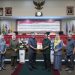 Sekdaprov Fahrizal Serahkan Dokumen Rancangan Perubahan KUA PPAS kepada Ketua DPRD Lampung