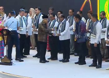 Pj. Gubernur Samsudin Terima Penghargaan Pencegahan dan Penanggulangan Ekstremisme