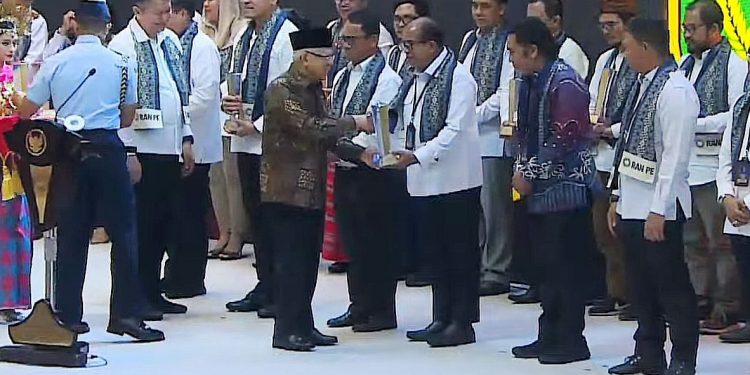Pj. Gubernur Samsudin Terima Penghargaan Pencegahan dan Penanggulangan Ekstremisme