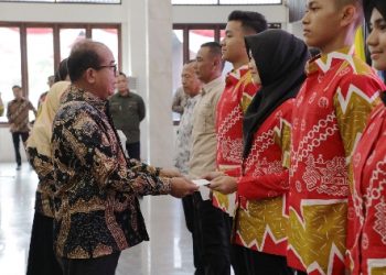 Pj. Gubernur Samsudin Beri Penghargaan Berupa Tali Asih kepada 33 Anggota Paskibraka