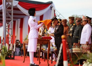 Pj. Gubernur Samsudin Ikuti Upacara Penurunan Bendera dalam Rangka HUT RI ke- 79 di Kota Baru