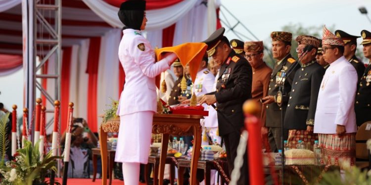 Pj. Gubernur Samsudin Ikuti Upacara Penurunan Bendera dalam Rangka HUT RI ke- 79 di Kota Baru