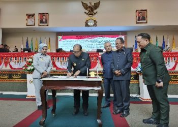 Pj. Gubernur Lampung dan Ketua DPRD Tandatangani Persetujuan Bersama Raperda APBD Tahun 2025